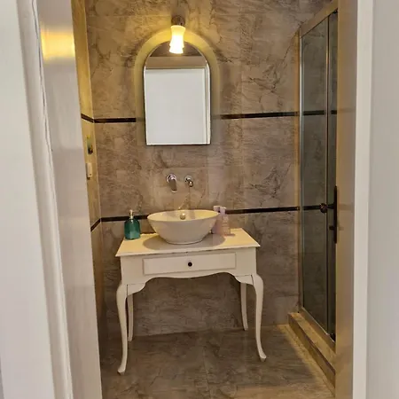 לינה וארוחת בוקר Simira אלאקאטי