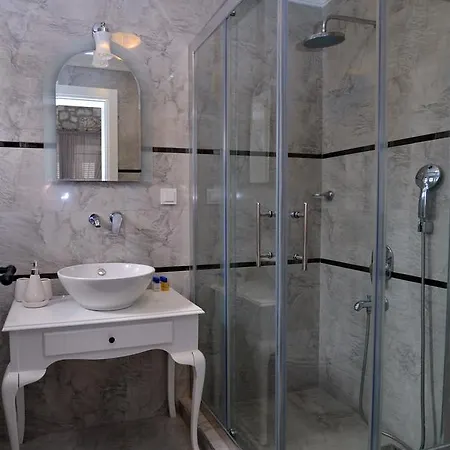 Simira לינה וארוחת בוקר 4*